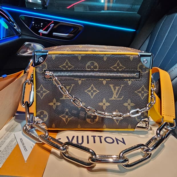 루이비통 퍼렐 컬러매니아 미니소프트 트렁크 크로스백 샤프란