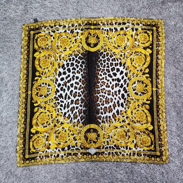 베르사체 실크 스카프