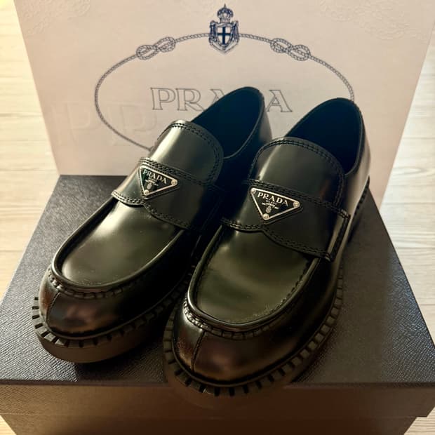 프라다 브러시드 가죽 로퍼 2DE127 블랙 265mm