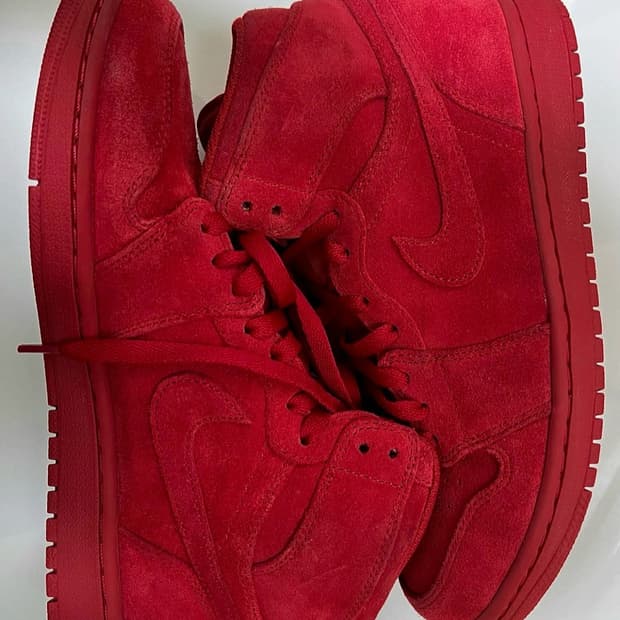조던 1 레트로 하이 스웨이드 레드