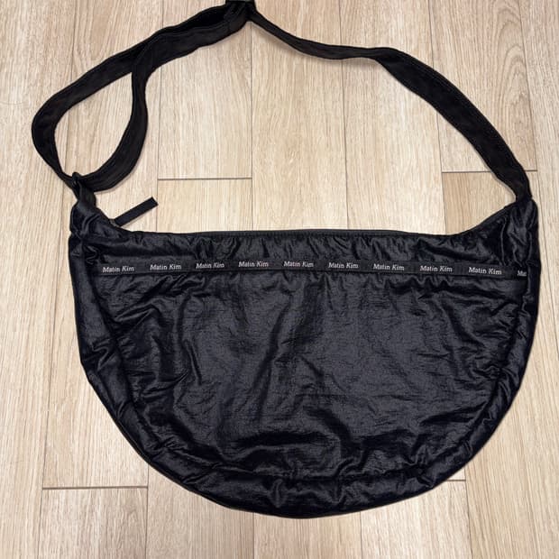 마뗑킴 글로시 패브릭 라운드 크로스백 블랙