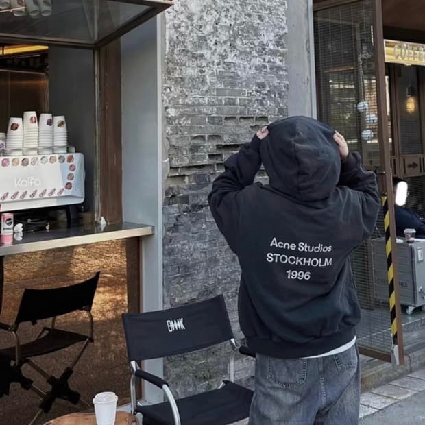 아크네 백로고 후드티