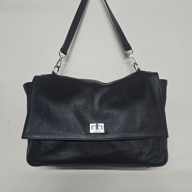 미닛뮤트 페레티백 M 블랙 이탈리안 카우 레더 숄더백