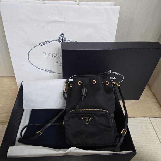 프라다 리나일론 버킷백 블랙 금장