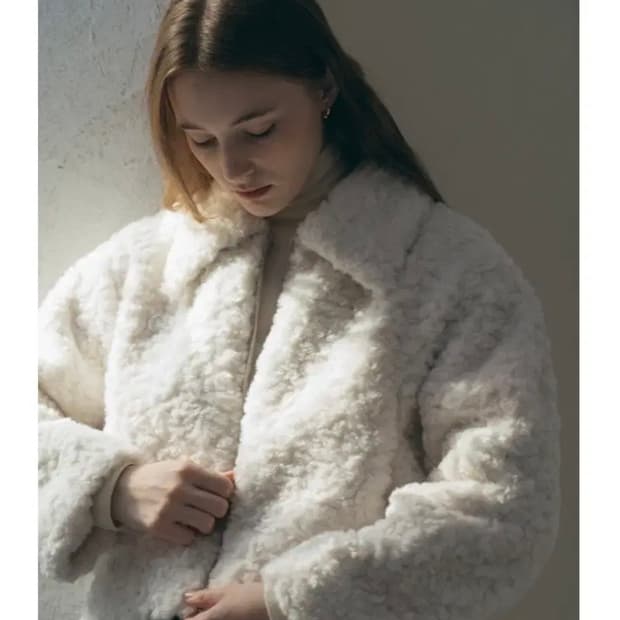 라미네즈 세미 크롭 퍼 자켓