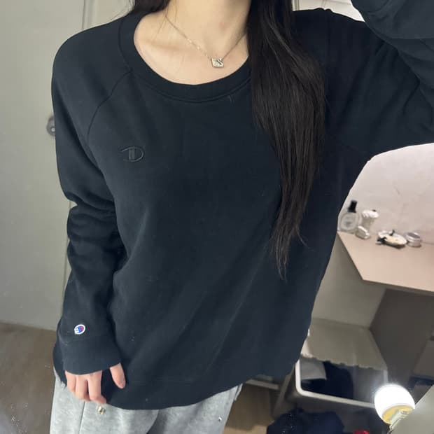 챔피온 로고 블랙 맨투맨 