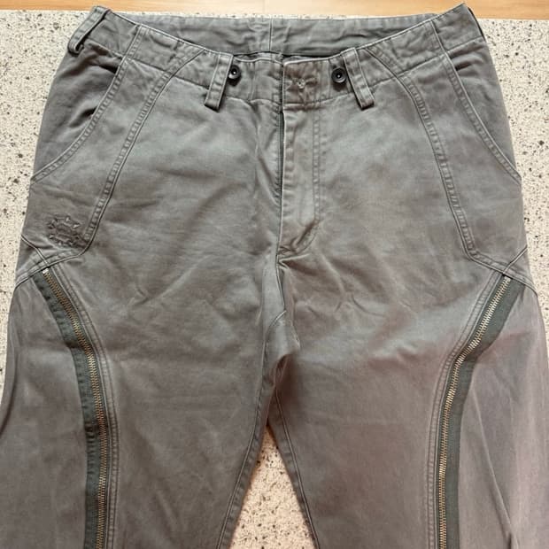 코스트 퍼 킬로 커브드 지퍼 팬츠 팔아요