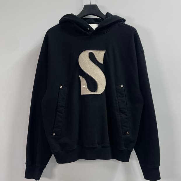 세터 리벳 아플리케 빅로고 후드티 (on.323)