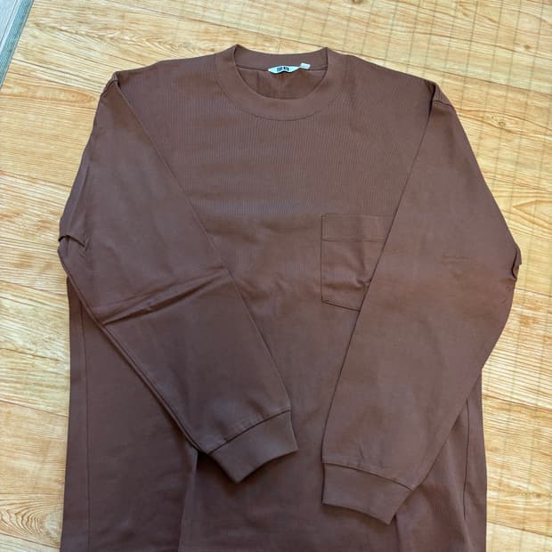 유니클로 U크루넥 긴팔 팝니다.