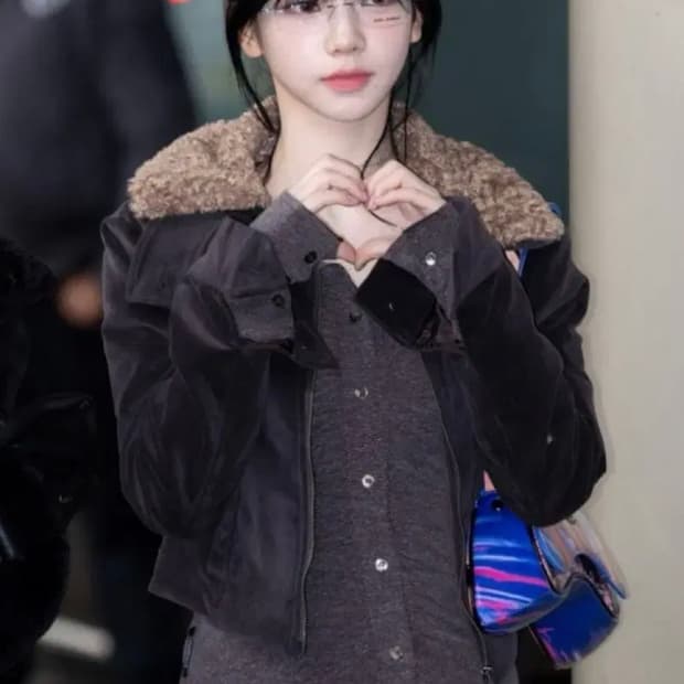 [카리나 착용] 세릭 오프숄더 탑 브라운