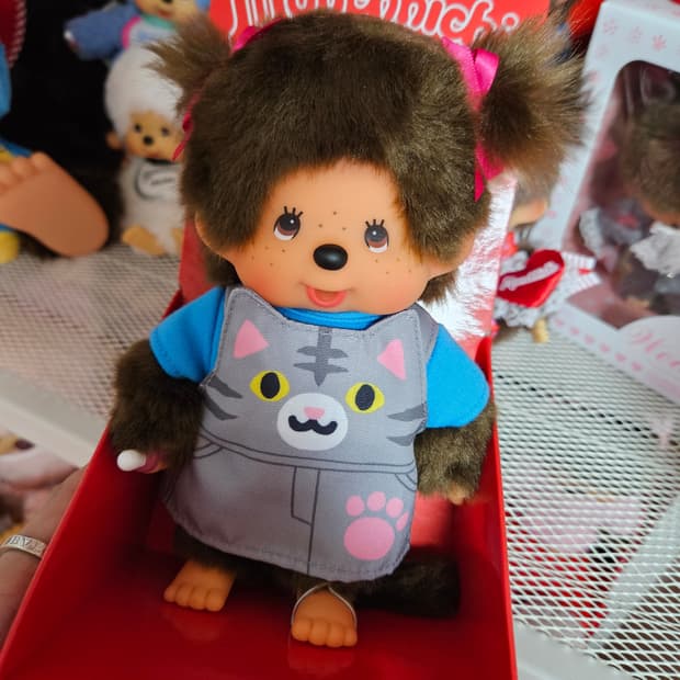 고양이 멜빵 옷을 입은 몬치치