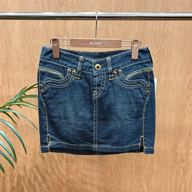 리바이스 데님 미니 스커트 더블 스티치 레드 탭 가죽 패치 디테일 진청