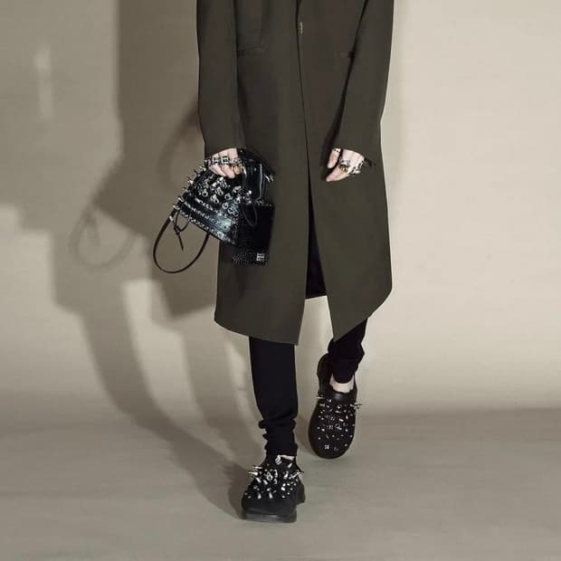 ( 초레어) 지방시 마쉬멜로우 스터드 장식 스웨이드 퍼 블랙 뮬