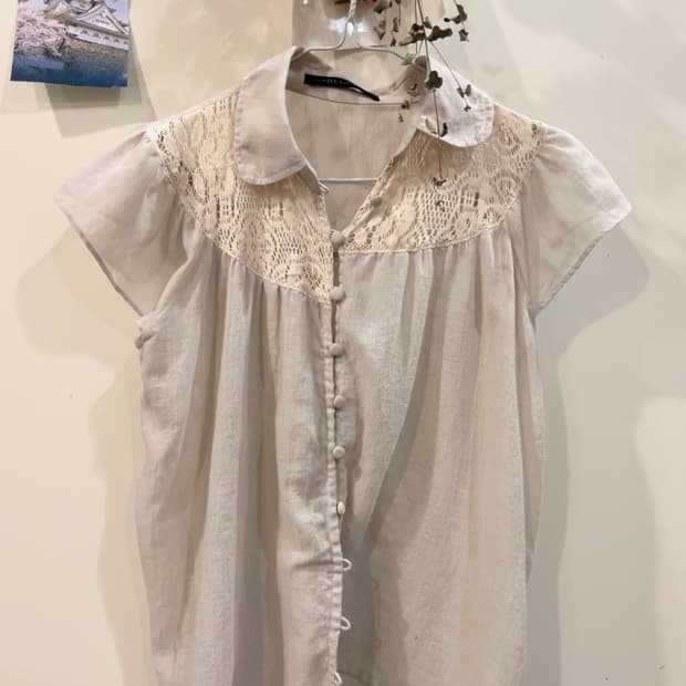 버튼 레이스 카라 블라우스 반팔티