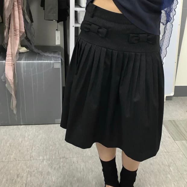 체메씨 보우 턱 미디 스커트 블랙