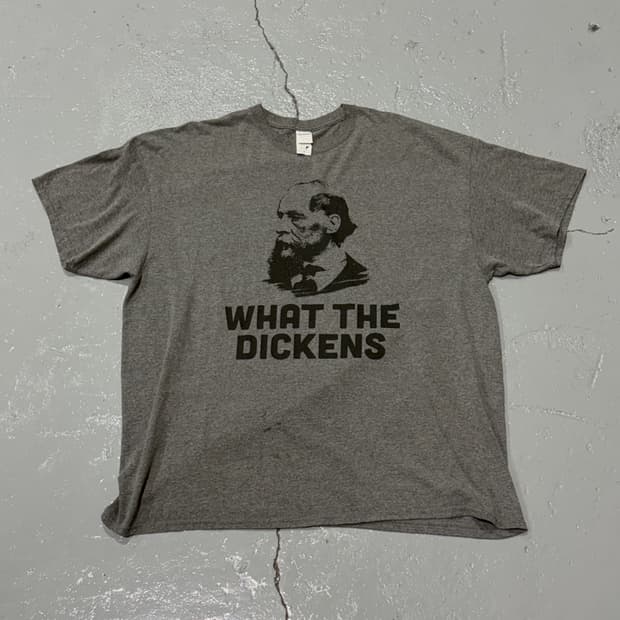 찰스 디킨스 WHAT THE DICKENS 딥그레이 빈티지 티셔츠