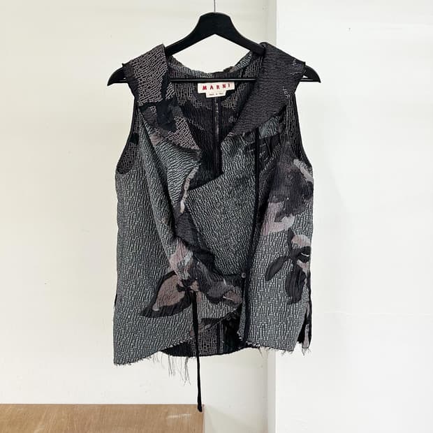 마르니 브라운 프론트 오픈 아세테이트 슬리브리스 자켓 