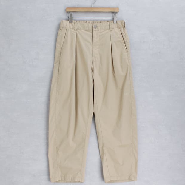 GU _ Curve tack ankle pants