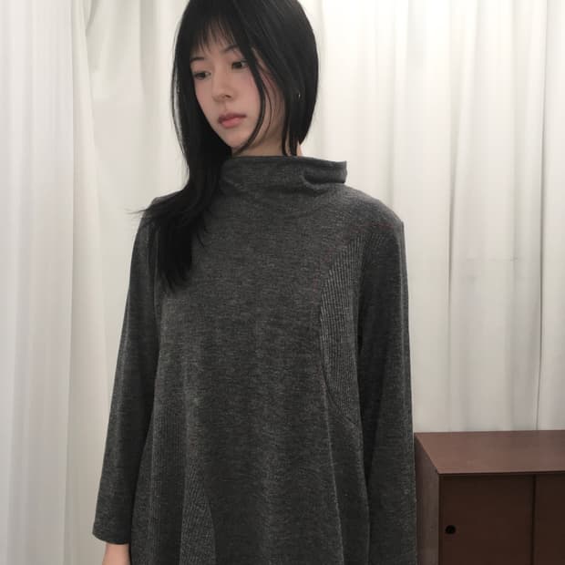 차콜 모크넥 슬리브