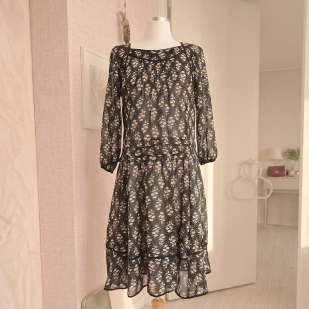 시슬리(SISLEY) 정품 - 플라워 패턴 쉬폰 원피스 (상태 최상)