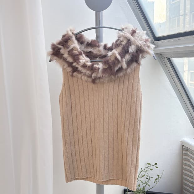 STRAWBERRY-FIELDS 토끼털 트리밍 넥 카울 베스트