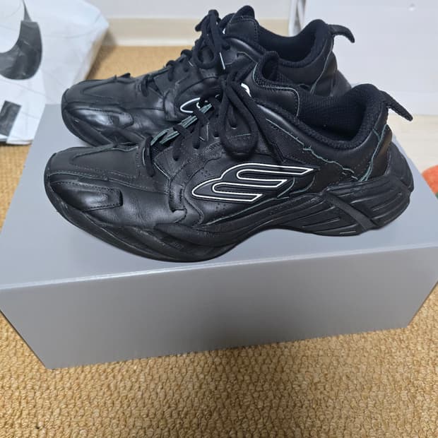 발렌시아가 먼데이 42 블랙