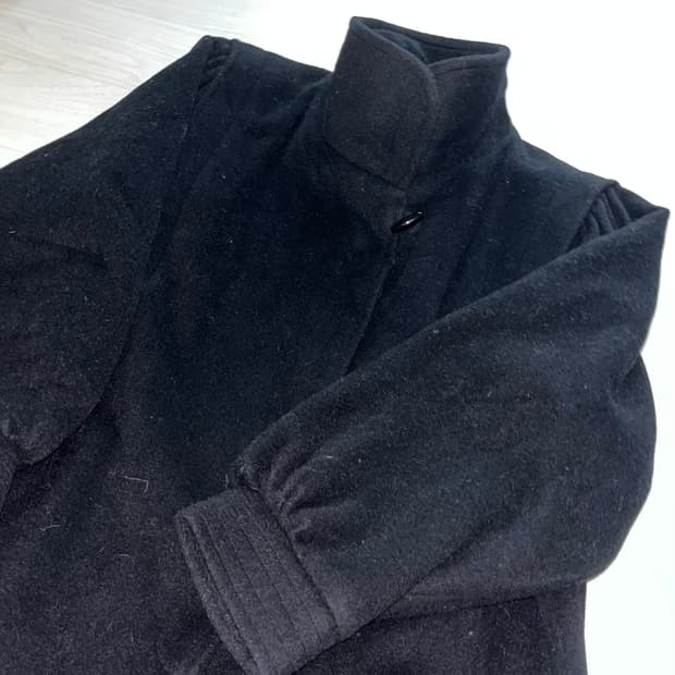 하이넥 퍼프숄더 코트