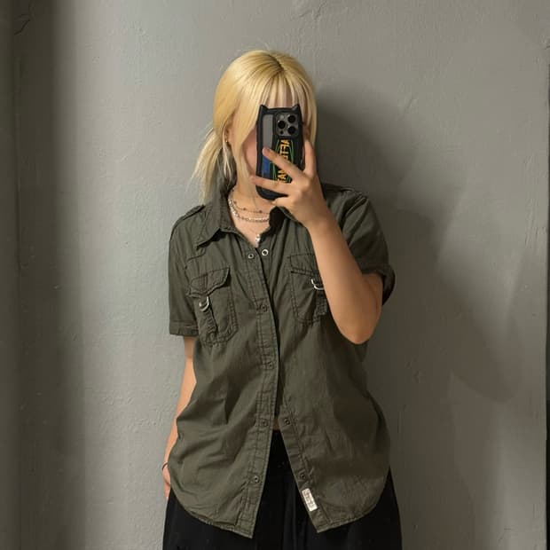 2-pocket detail khaki shirt