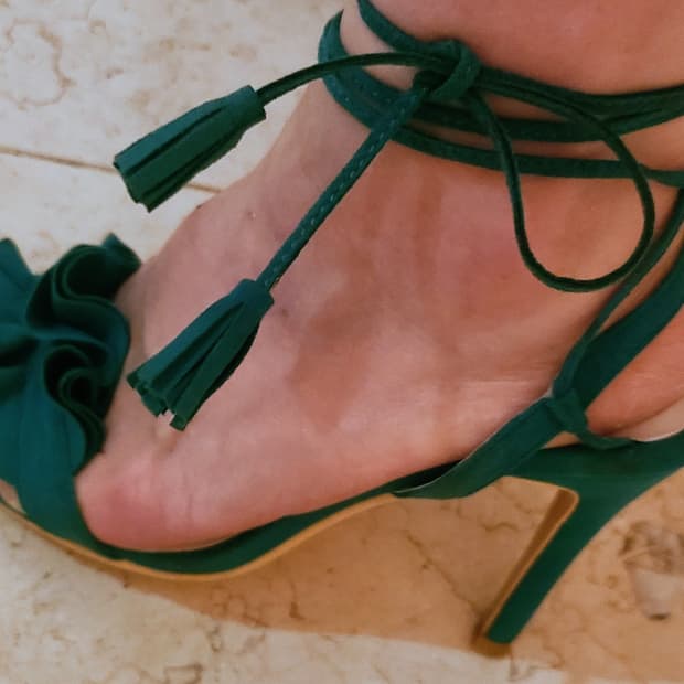 에메랄드 태슬 스트랩 힐 샌들 240