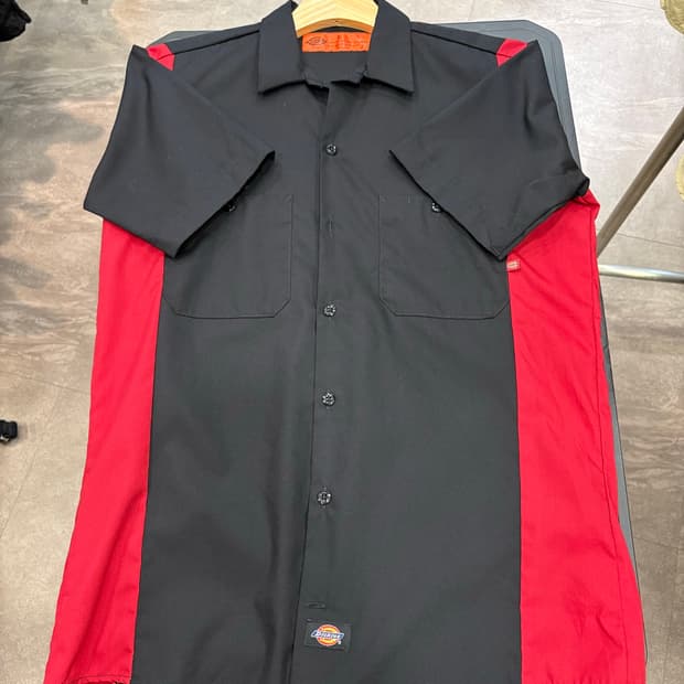 Dickies / 디키즈 사이드 배색 반팔 워크 셔츠 (블랙/레드)