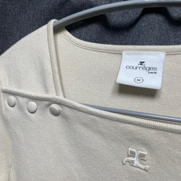 꾸레쥬 스퀘어넥 니트