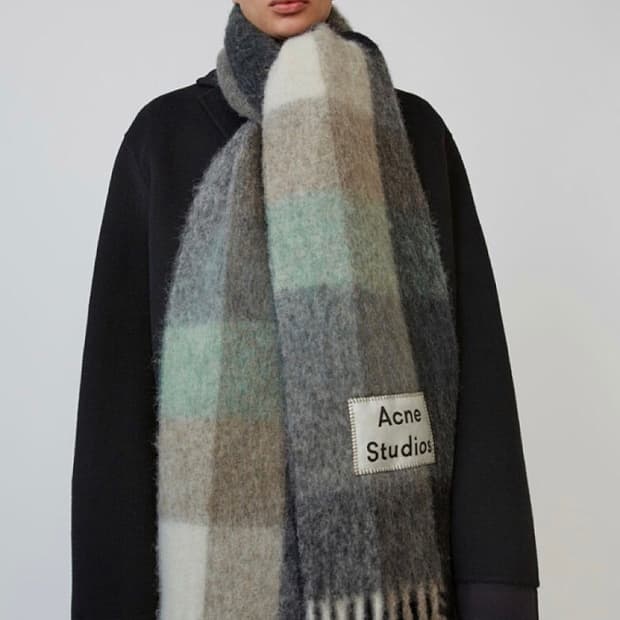 아크네 체크 모헤어 목도리