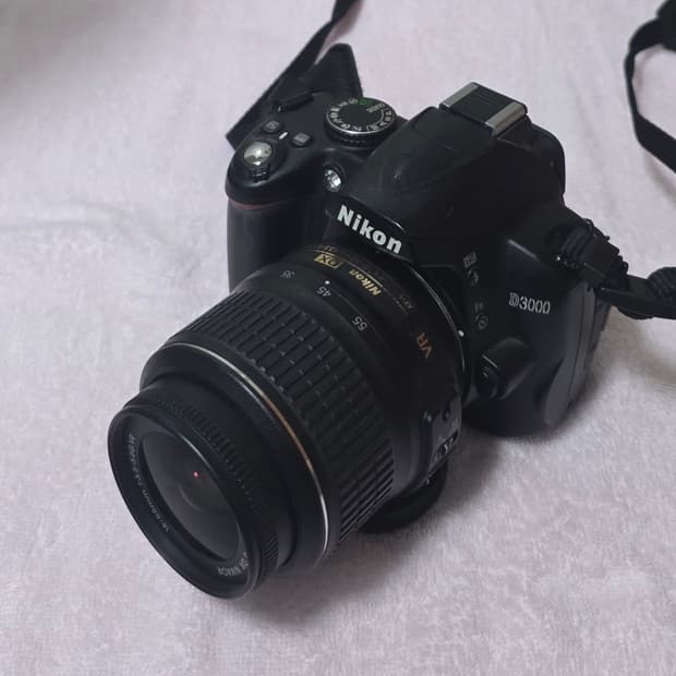 니콘 D3000 DSLR 카메라 18-55mm 렌즈 포함 판매합니다.