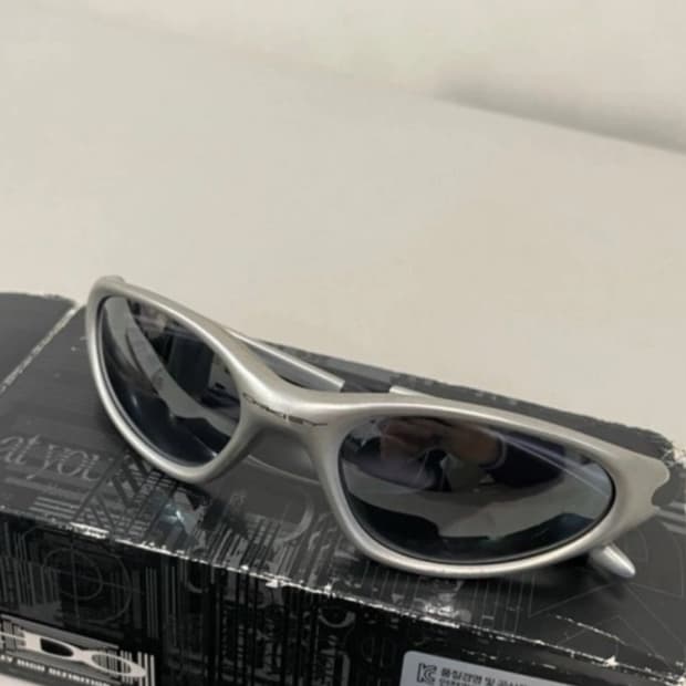 오클리 미뉴트 실버