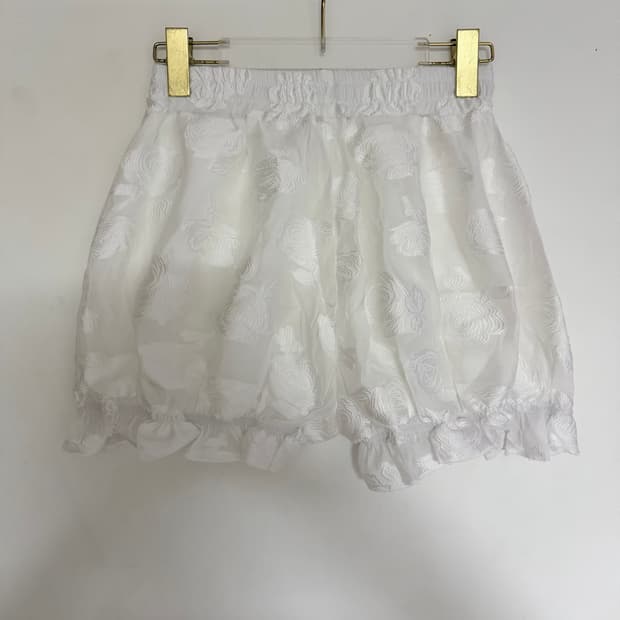 새상품 여자 플라워 밑단 프릴 쉬폰 반바지 (아이보리)