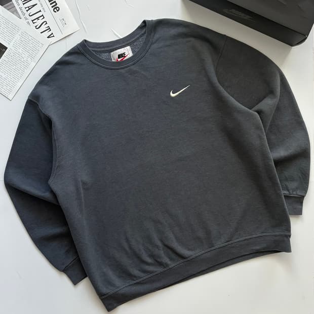 Nike 나이키 스우시 미국판 차콜 맨투맨 