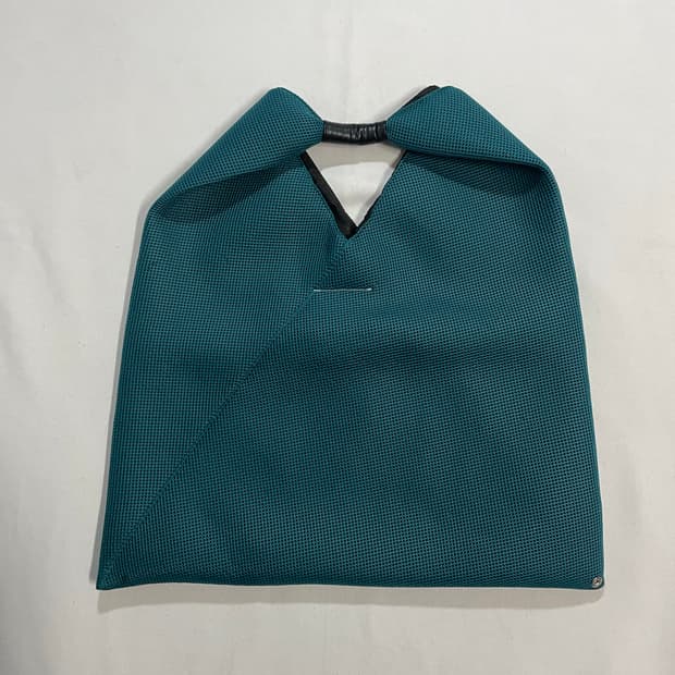 마르지엘라 재패니즈 트라이앵글 메쉬백