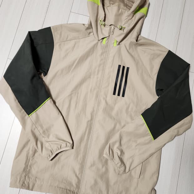 아디다스 W.N.D 러닝 바람막이 사이즈100(L)

옷은 예쁜데 로고 