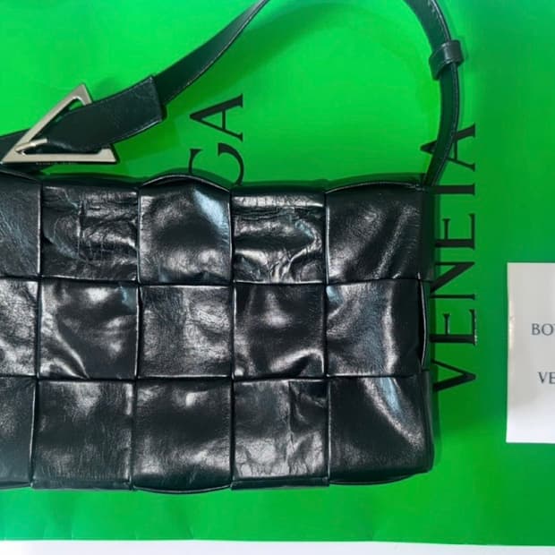 보테가베네타 카세트백 블랙 유광