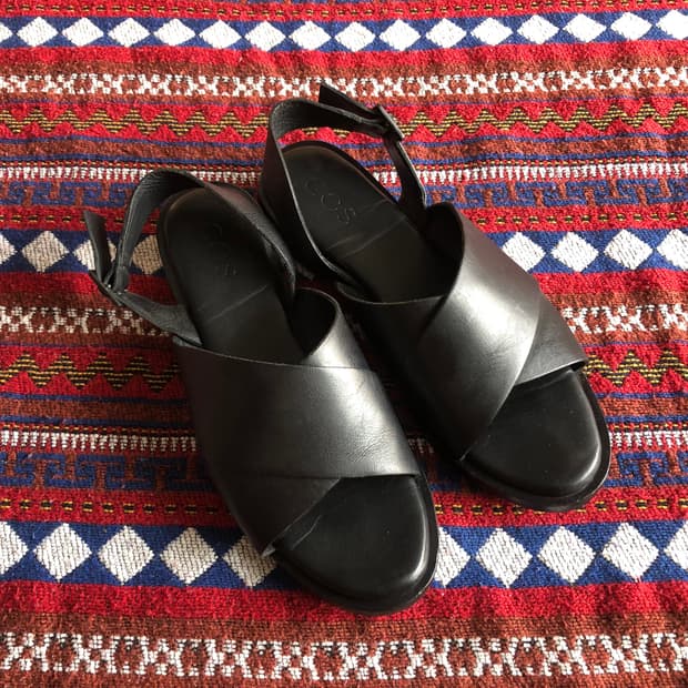 코스 블랙 레더 샌들 245