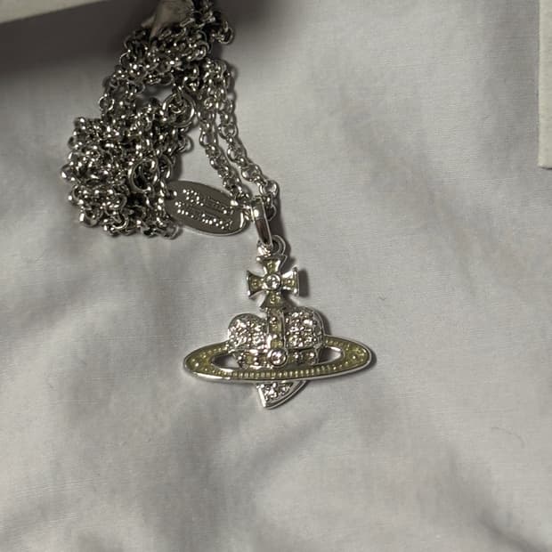 비비안웨스트우드 리버스 하트 목걸이 크림 실버