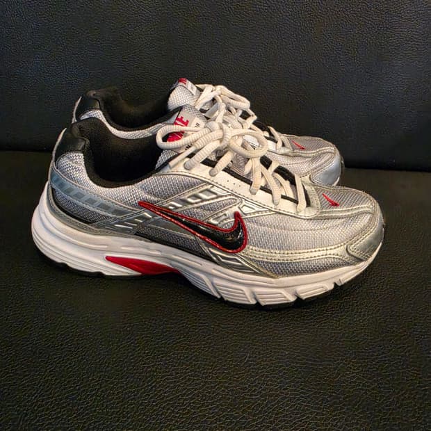 나이키 이니시에이터 런닝화 실버/레드