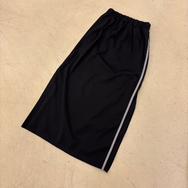 사이드라인 트임 블랙 폴리 롱스커트