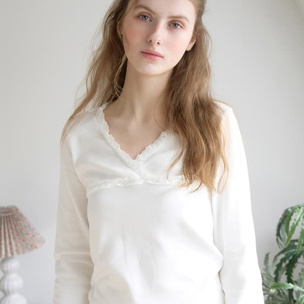 레터프롬문 V-Neck Lace Wrap T-Shirt ( White )