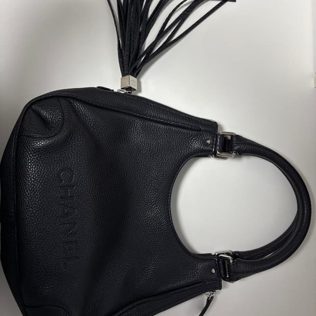 샤넬 블랙 레더 태슬 숄더백