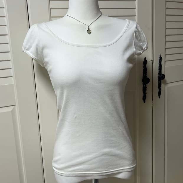 화이트 퍼프 유넥 티셔츠 페미닌