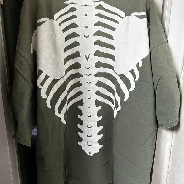 캐피탈 본 투톤 포켓 반팔티 블랙카키