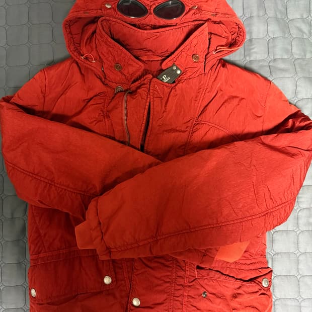 C.P Company 레드 후드 패딩