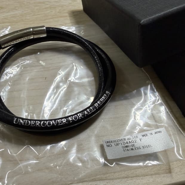 언더커버 가죽팔찌