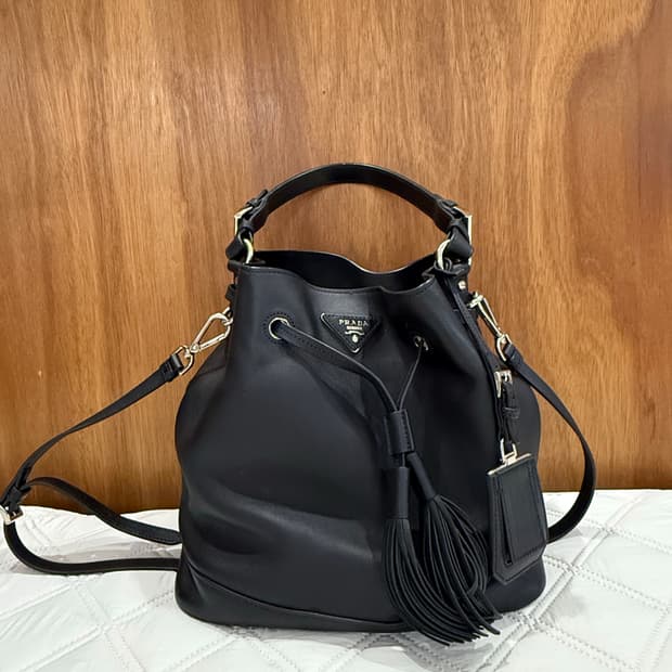 PRADA BR5069 블랙 레더 버킷 테슬 토트백